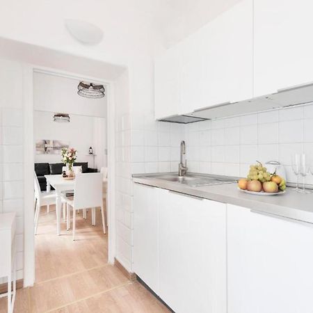 Apartment By The Colosseum - White Chic Flats Рим Экстерьер фото