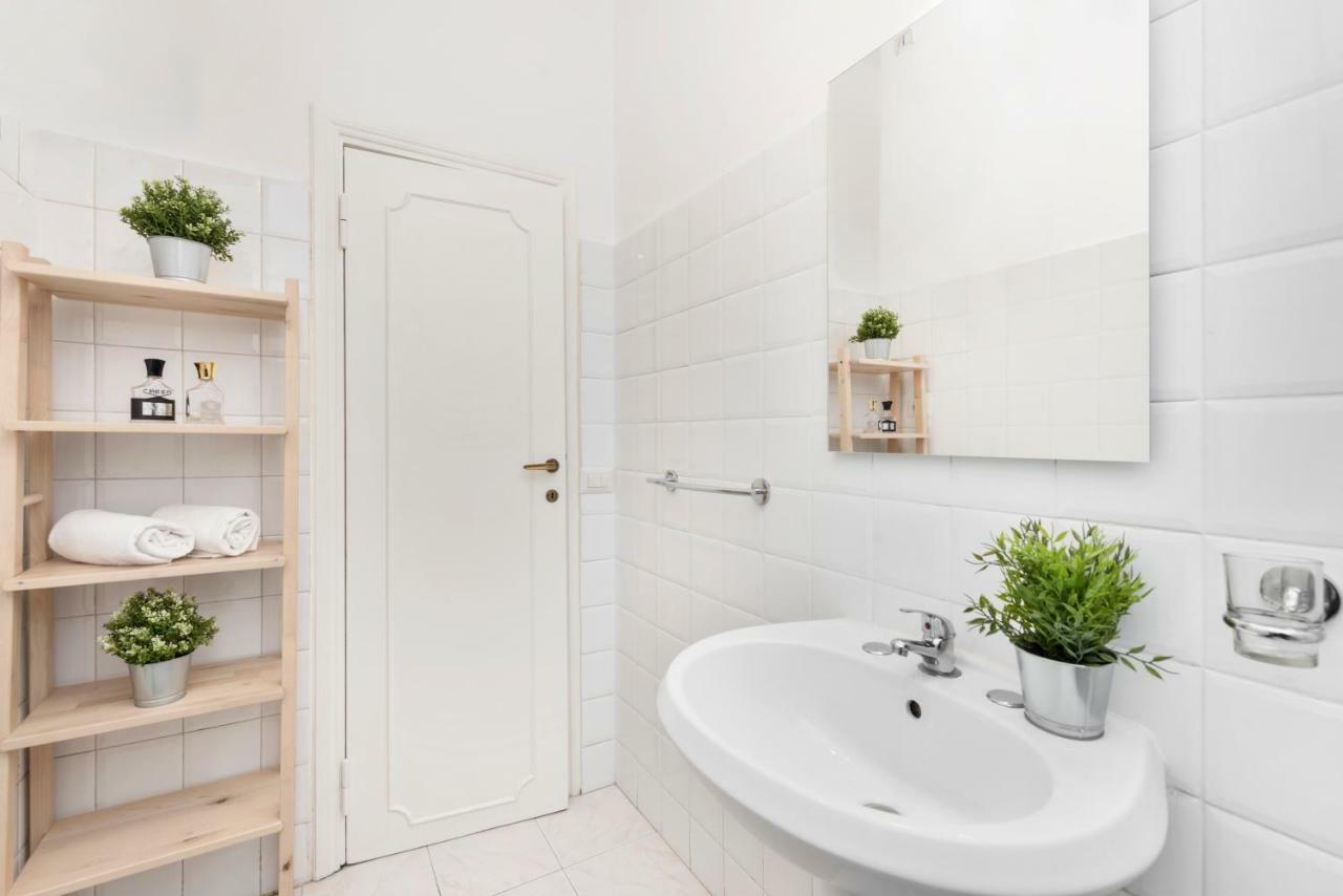 Apartment By The Colosseum - White Chic Flats Рим Экстерьер фото